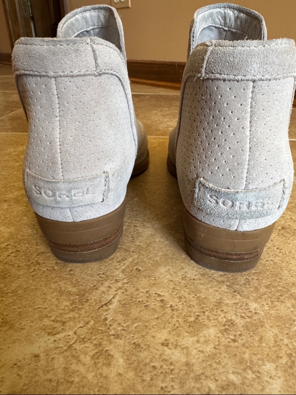 Woman’s Sorel Light Gray Suede Ankle Booties, 6.5 - Picture 2 of 6